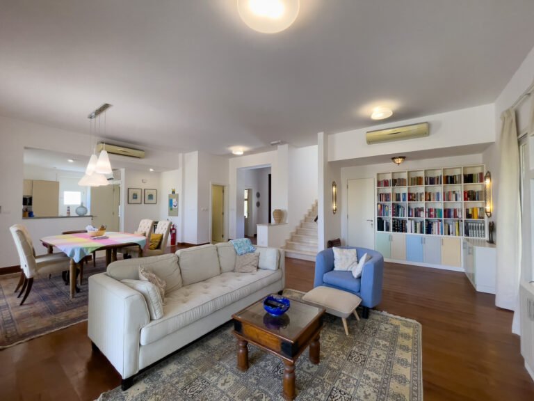 Furnished 4-Bedroom Twin-Storey Villa for Sale in Jebel Sifah – Quiet Location with Spacious Layout
