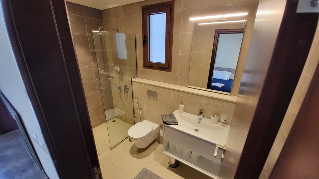Shower bathroom with WC and basin in studio RV26-101, Riviera, Hawana Salalah